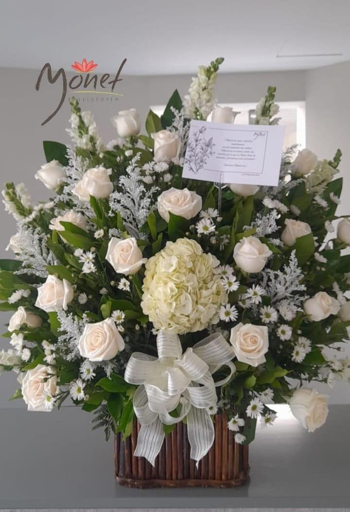 Arreglo Blanco con Hortensias