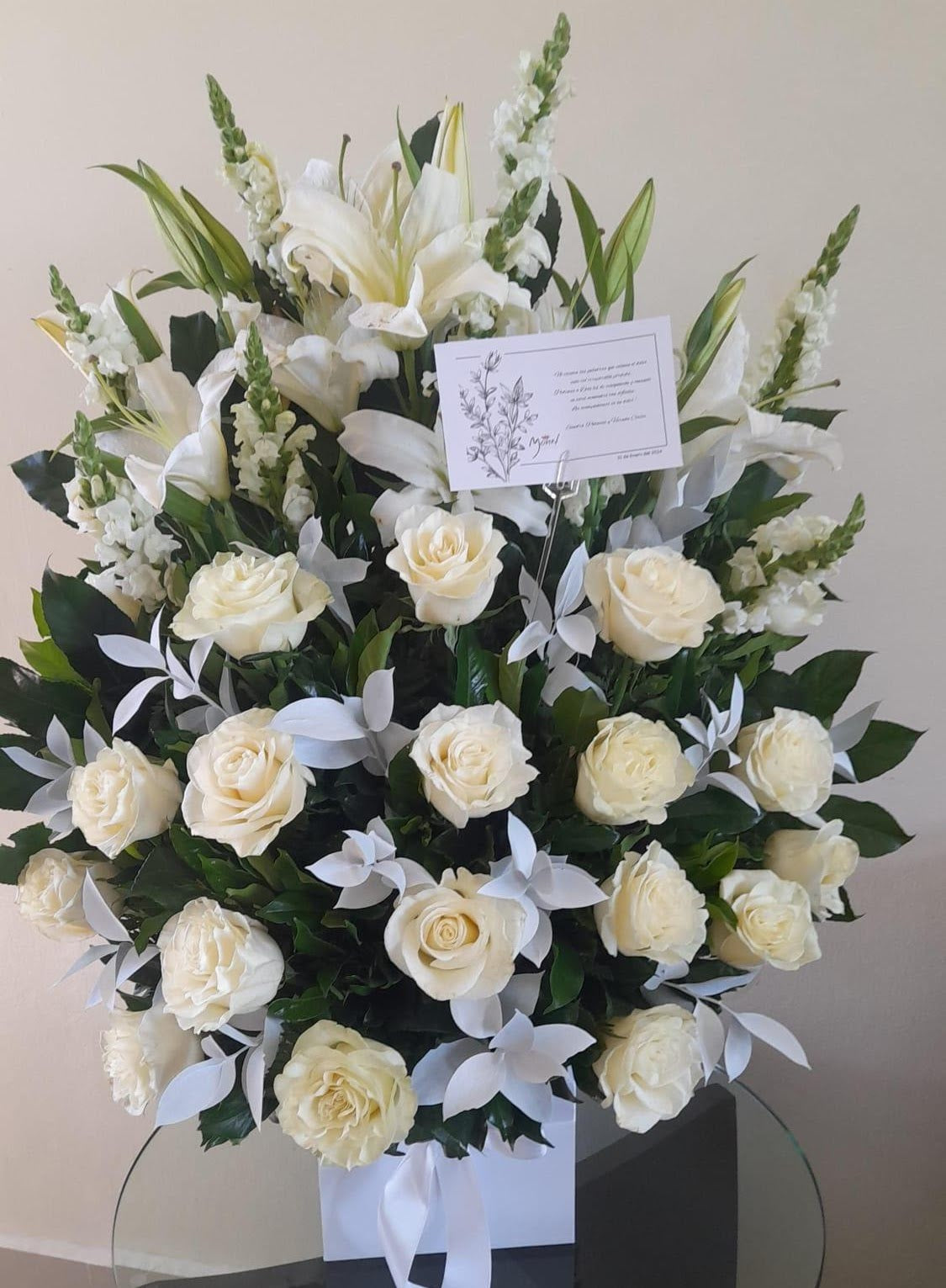 Arreglo blanco con Lirios