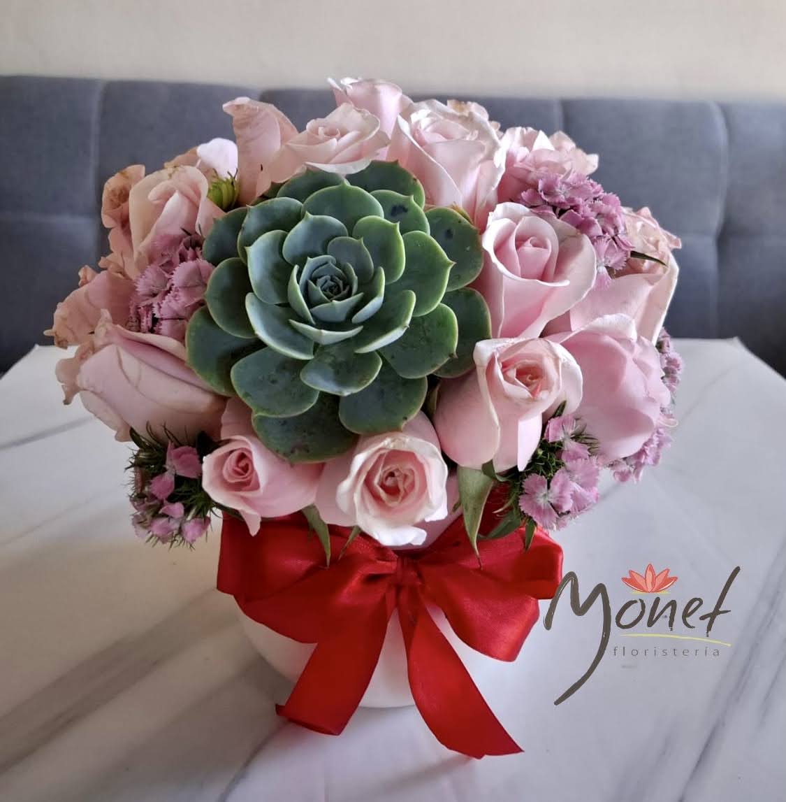 Arreglo floral con rosas y suculenta