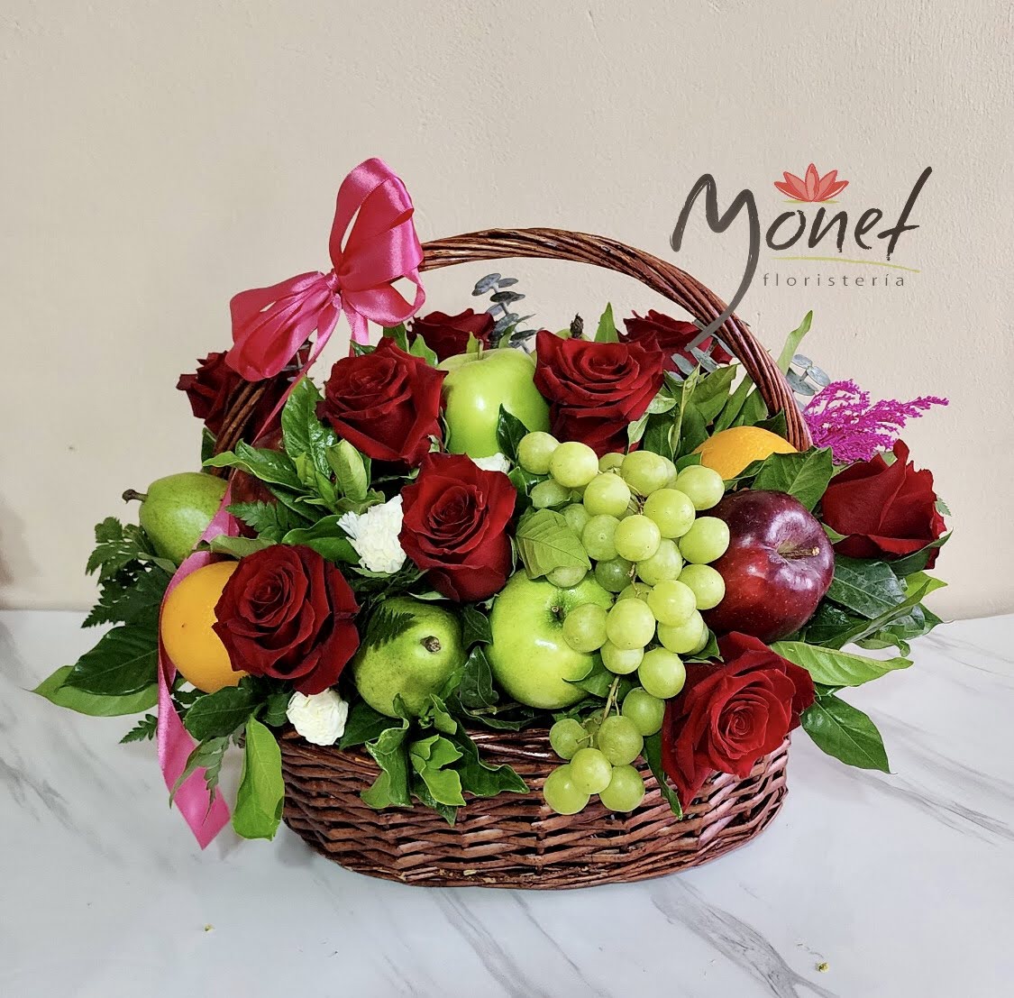 Canasta grande con frutas y rosas