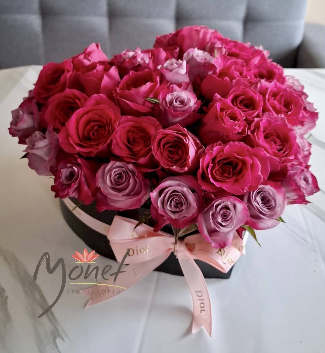 Base de corazón con 48 Rosas