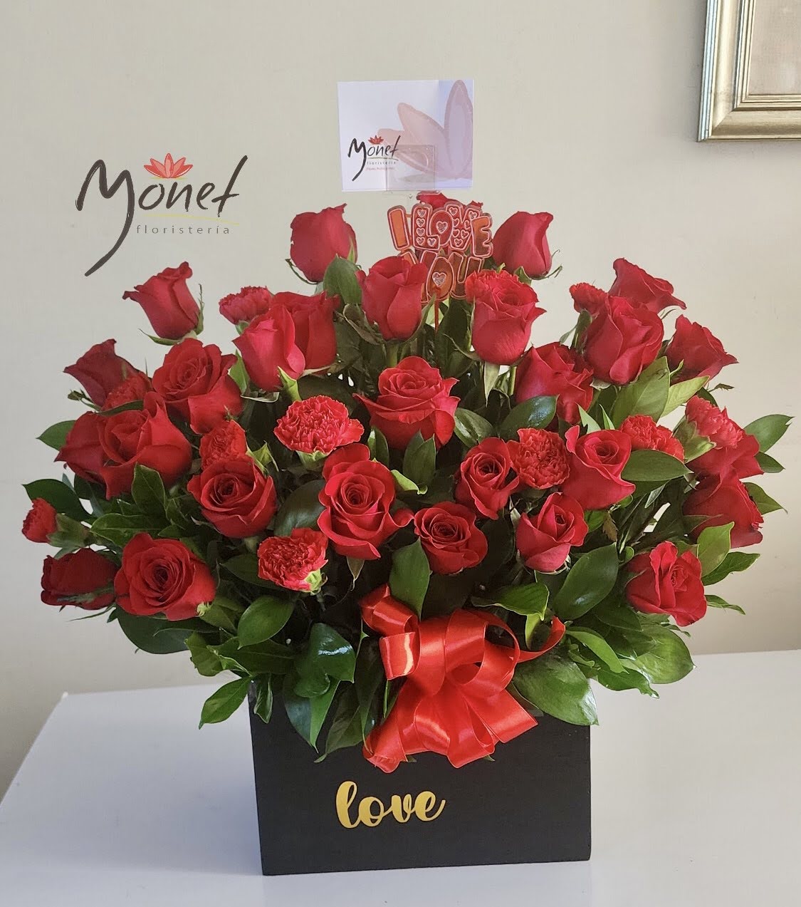 Arreglo alto con rosas