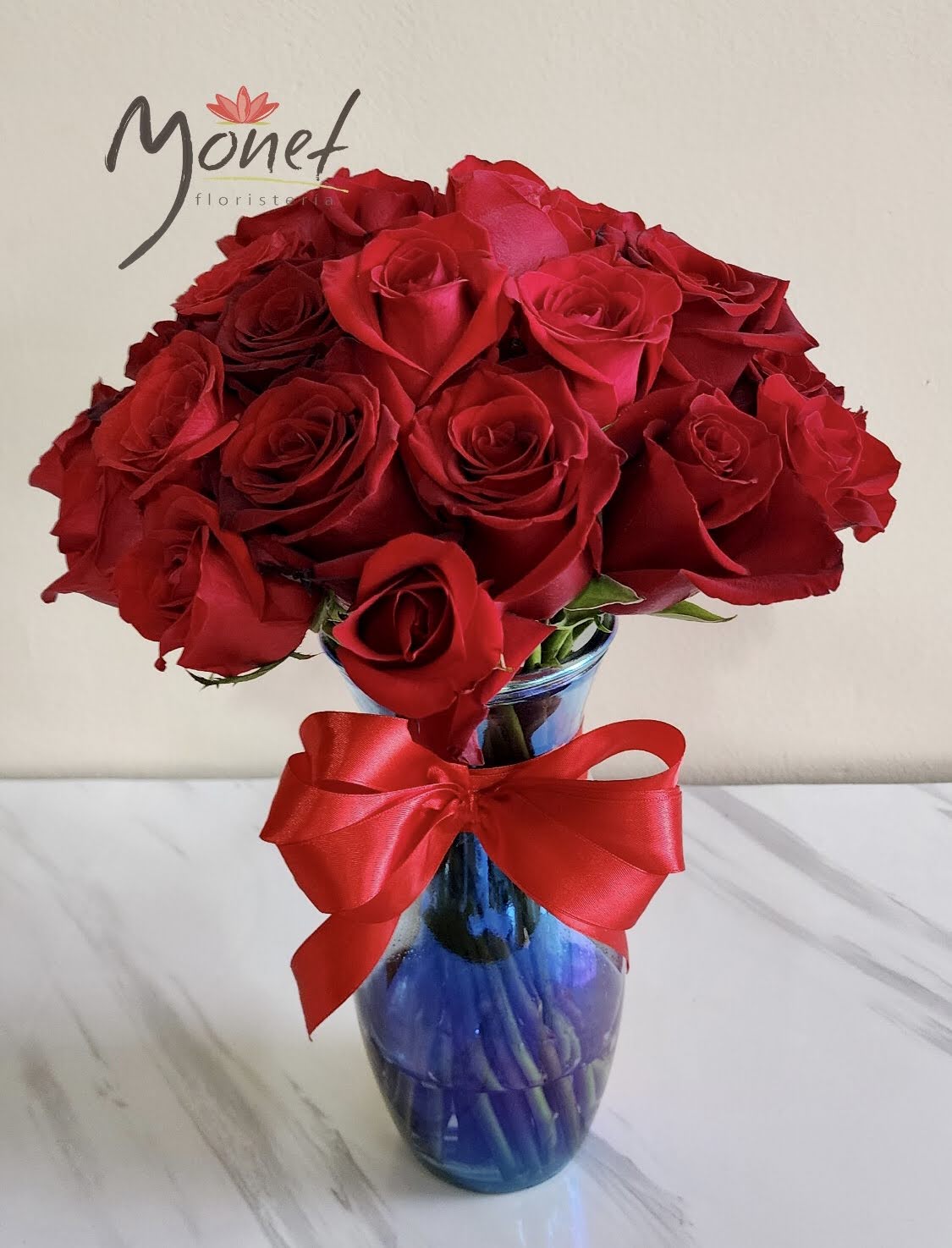 Rosas en florero de vidrio