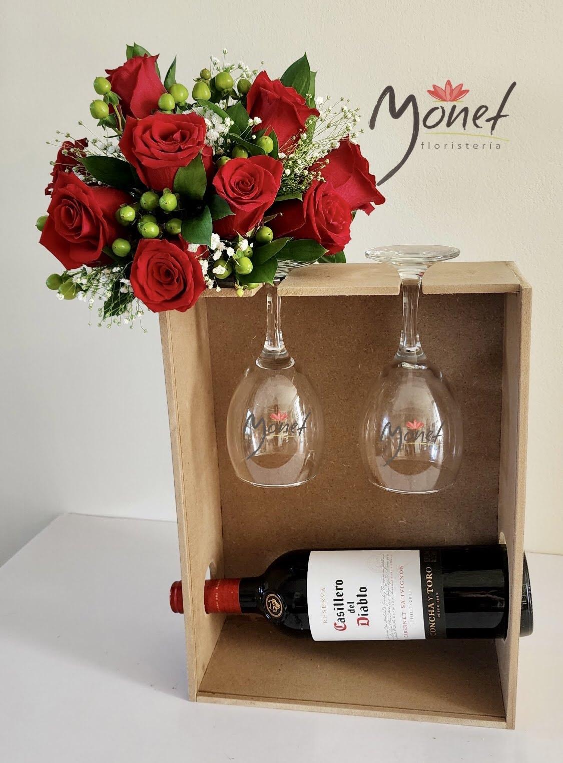 Arreglo con vino, rosas y copa