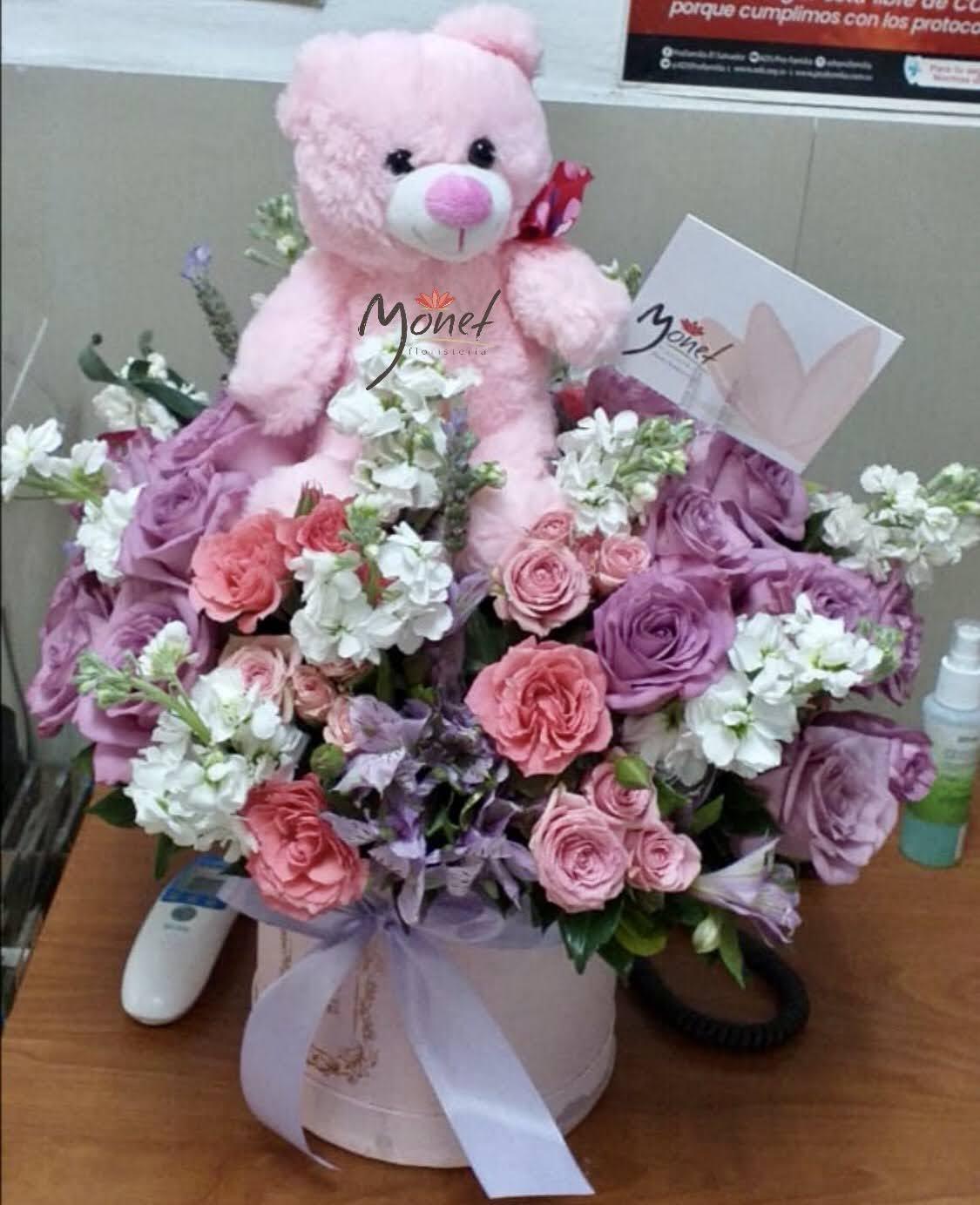 Arreglo con Rosas Variadas y Peluche