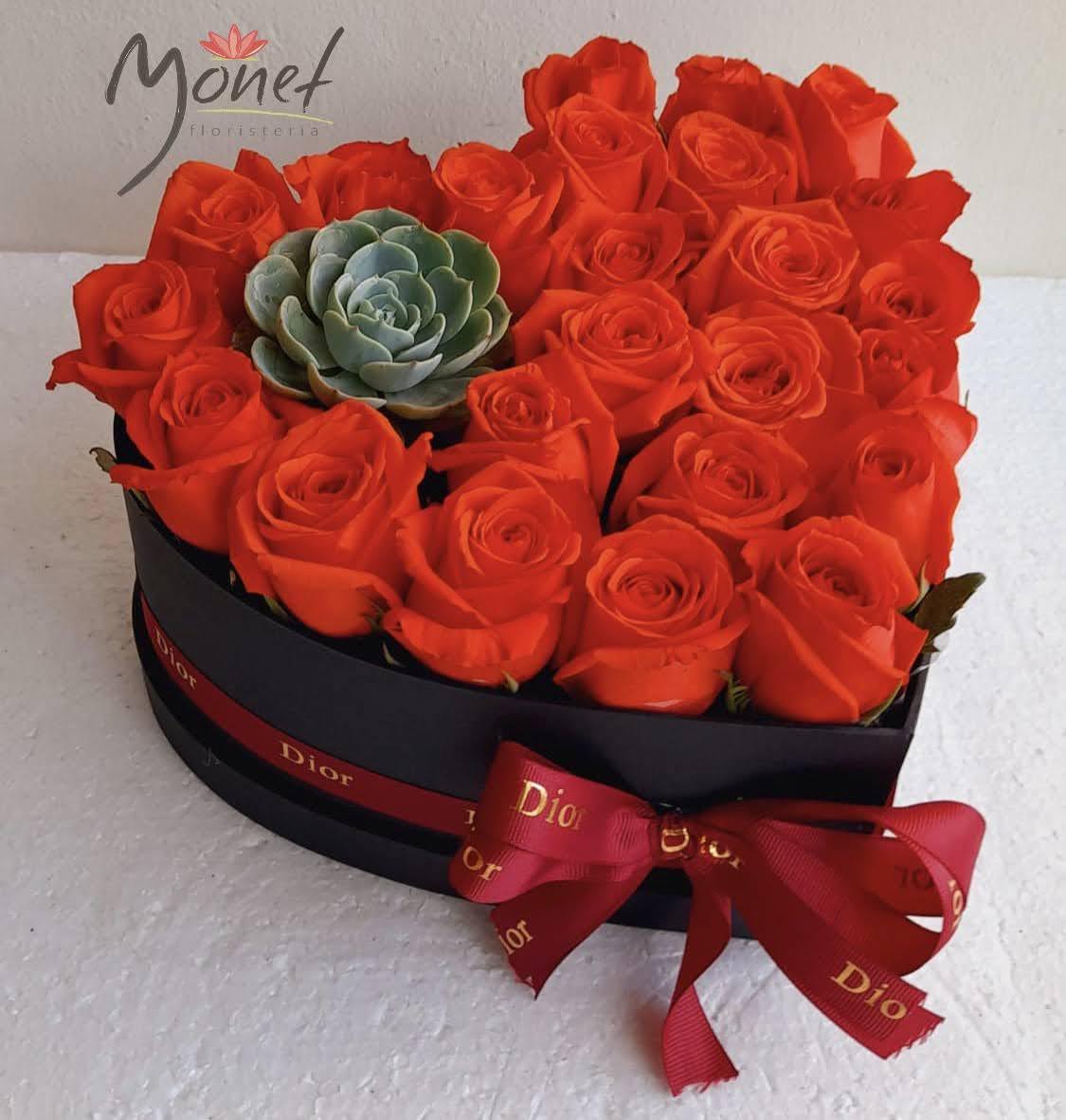 Corazón con Rosas y Suculentas