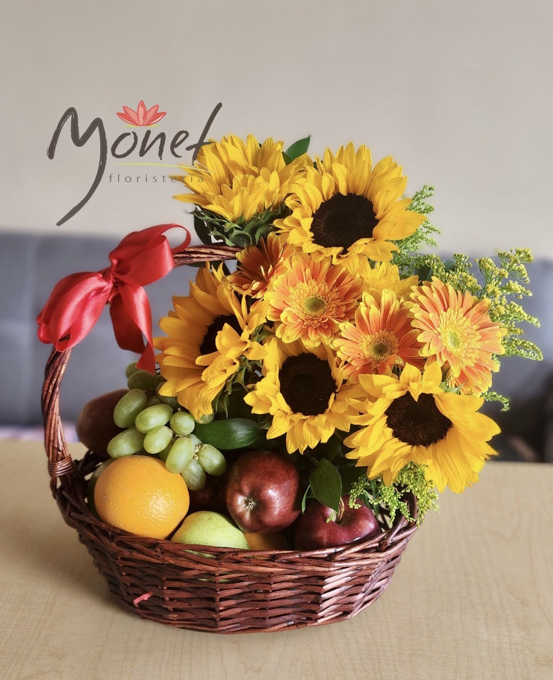 Canasta mediana con frutas y girasoles