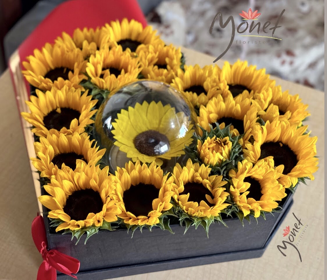 Corazón grande con girasoles y girasol preservado