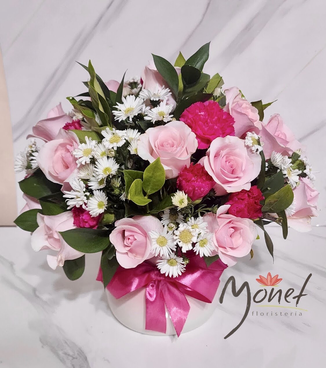 Arreglo floral en base de cerámica