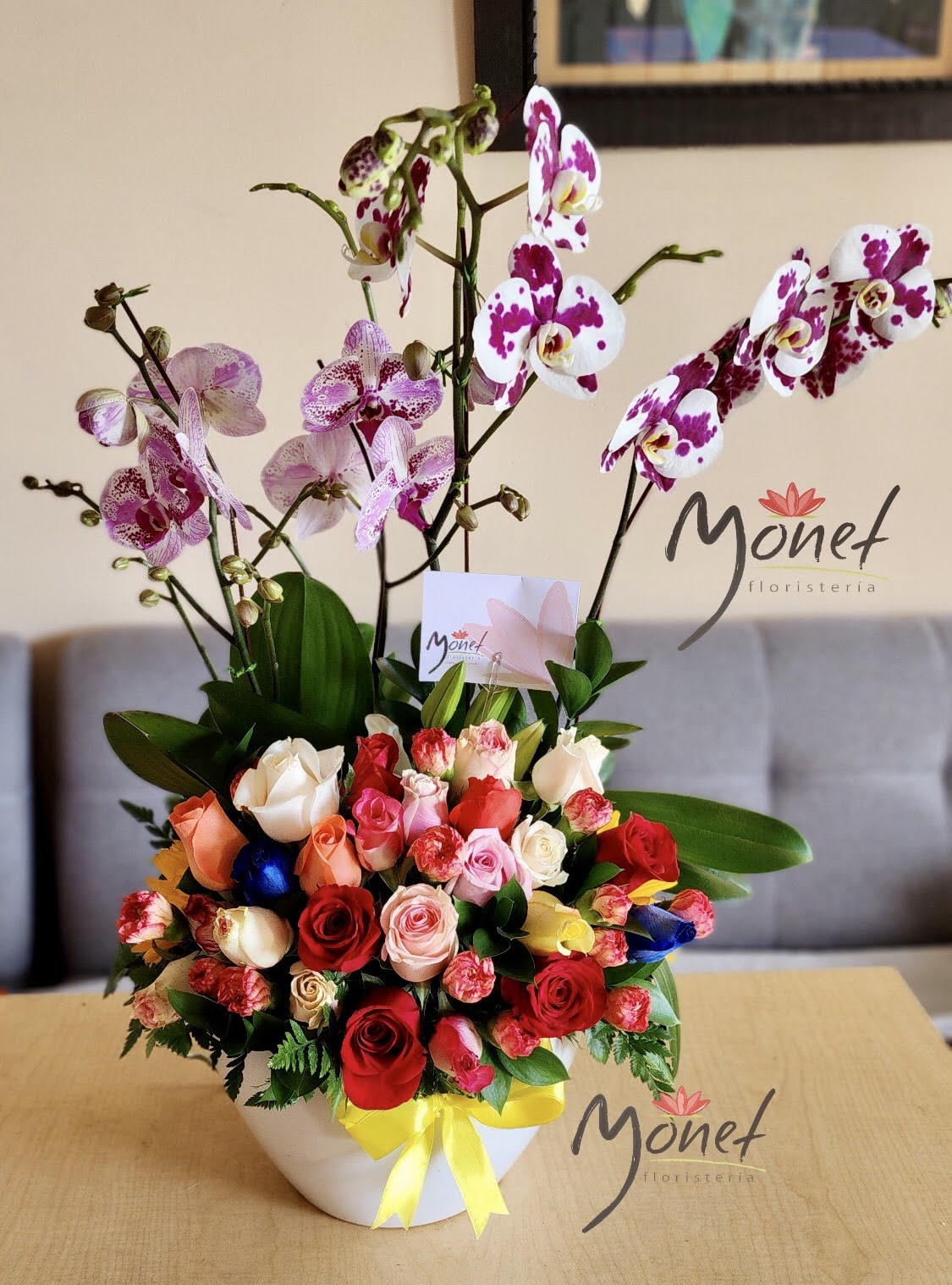Orquídea doble con rosas de colores