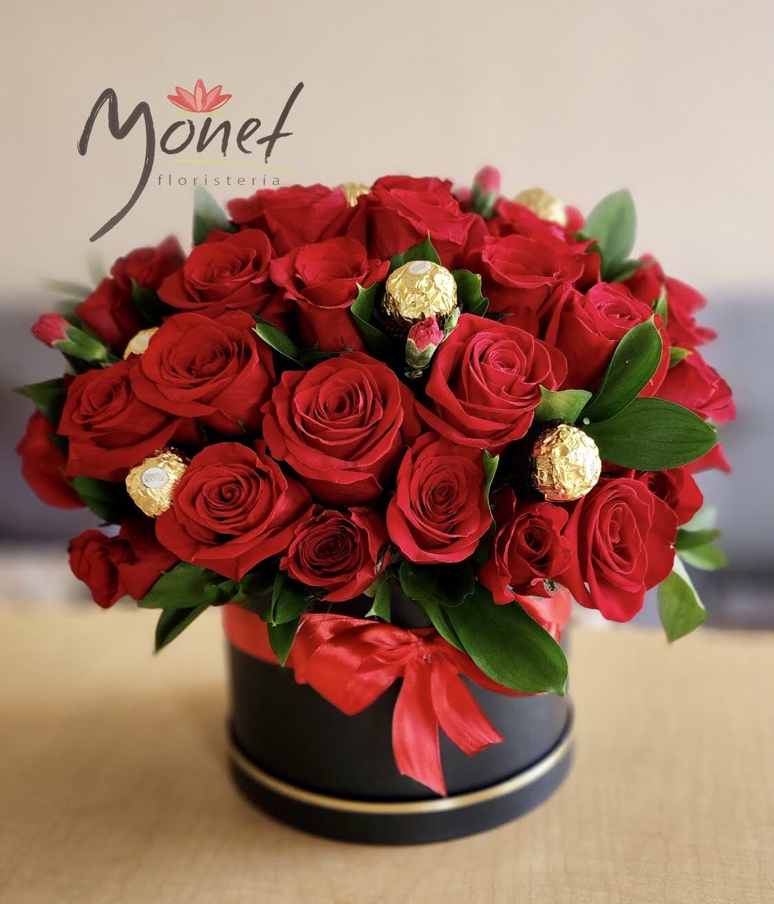 Cubeta con rosas rojas y Ferreros
