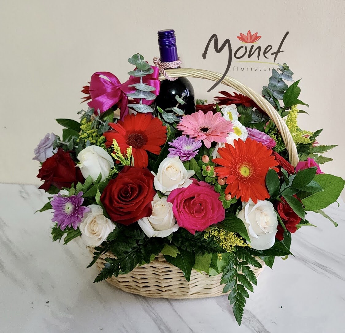 canasta grande con flores y vino