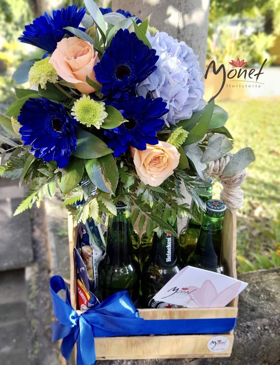Arreglo con cervezas y flores