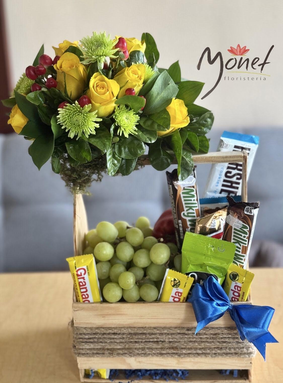 Arreglo con frutas, chocolates y flores