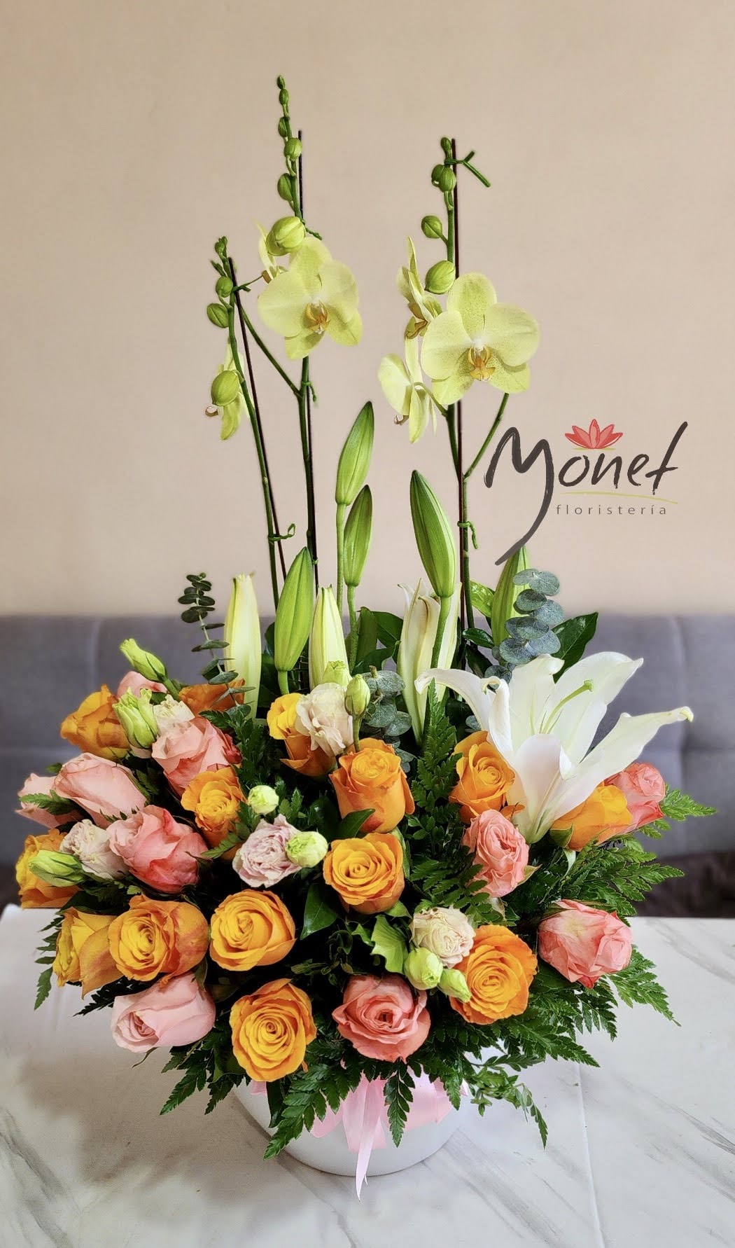 Orquídea con rosas anaranjadas