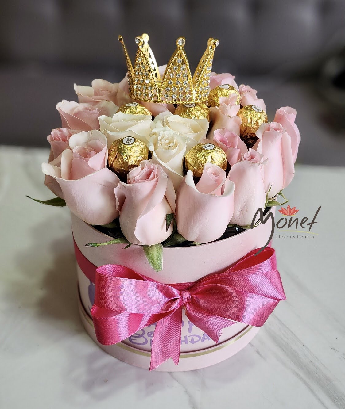Cubeta con rosa, ferrero y corona