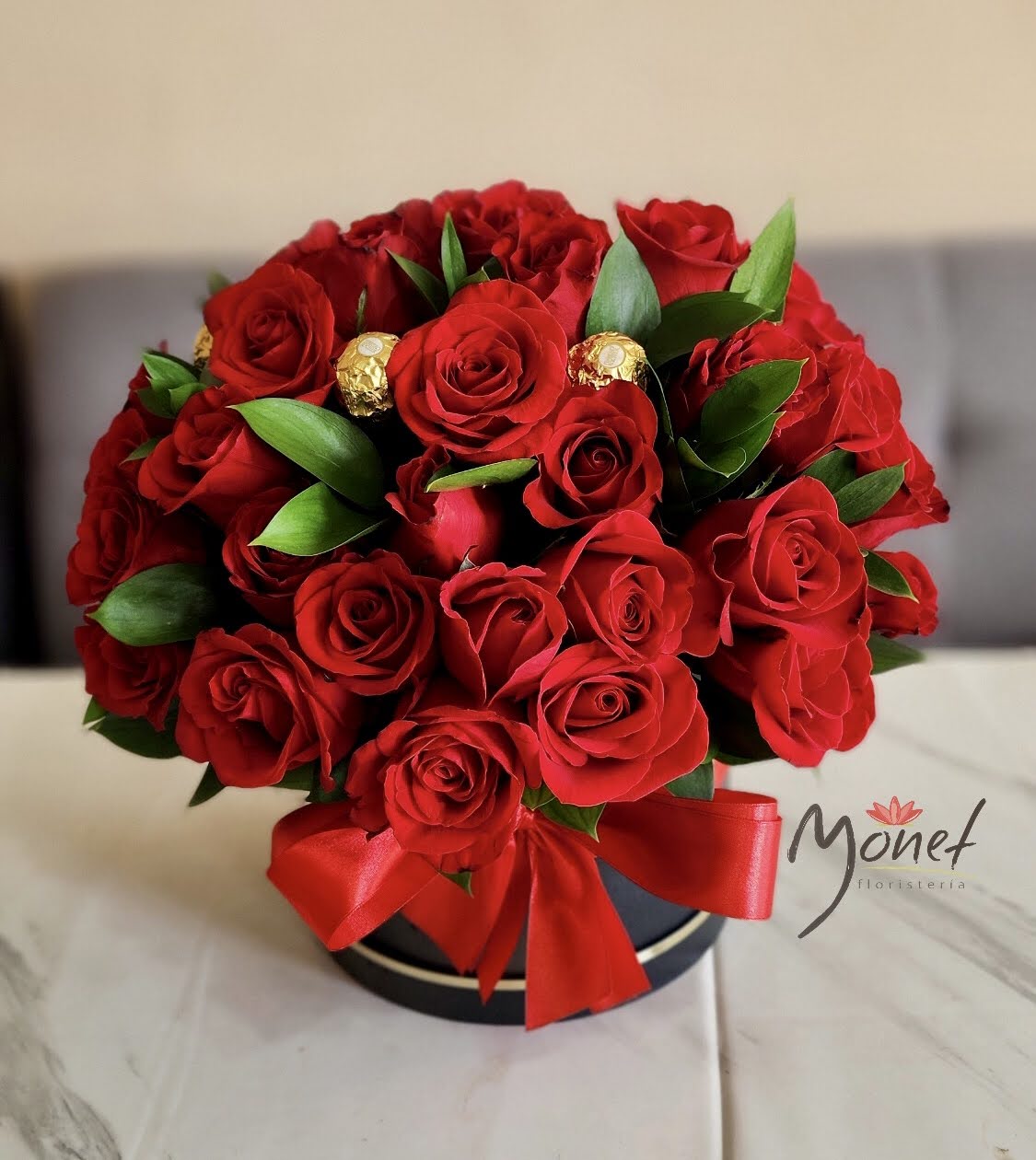 Cubeta con rosas rojas y chocolate