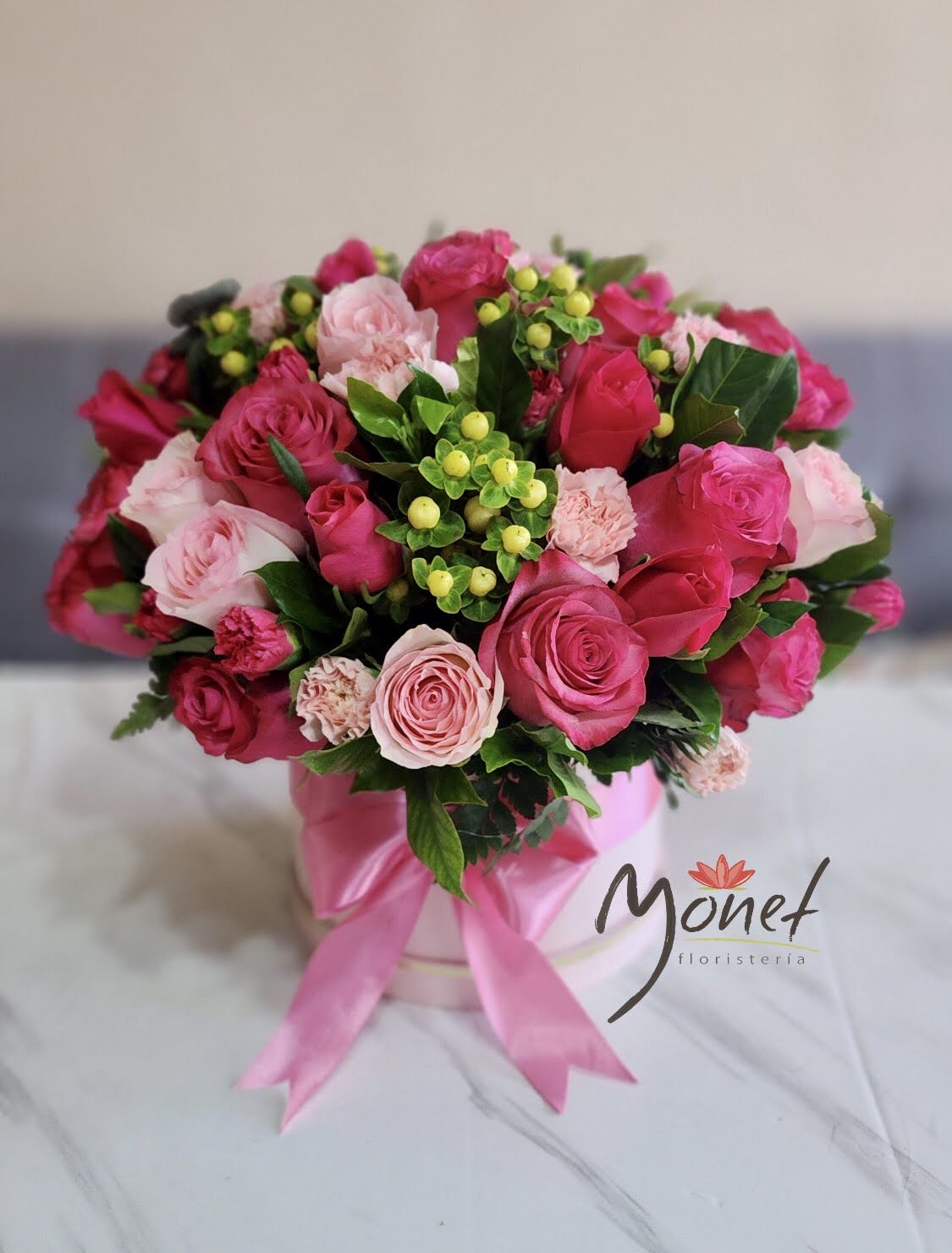 Cubeta con rosas rosadas y fucsia