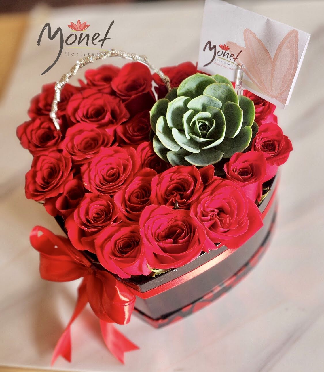 Corazón con Rosas y Suculentas