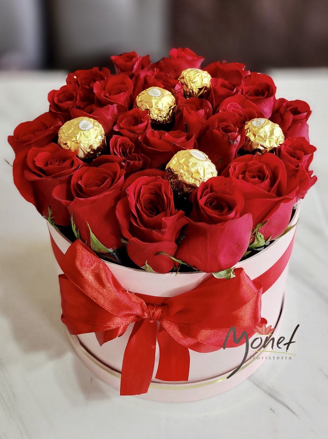 Cubeta con rosas y Ferreros