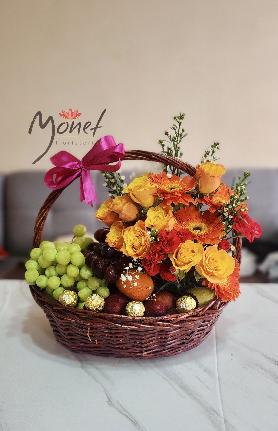 Canasta de frutas y rosas