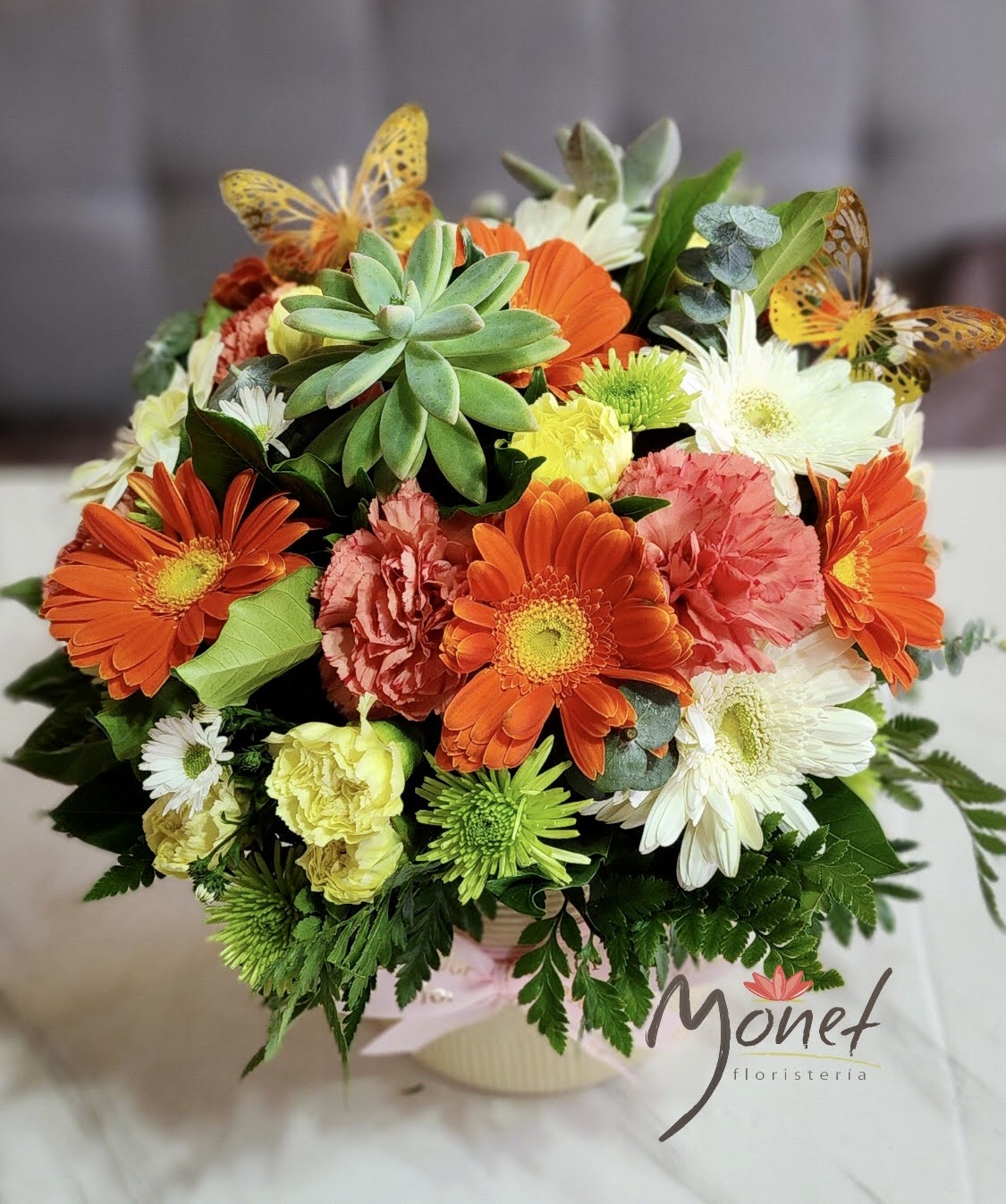Arreglo con flores varias y suculenta