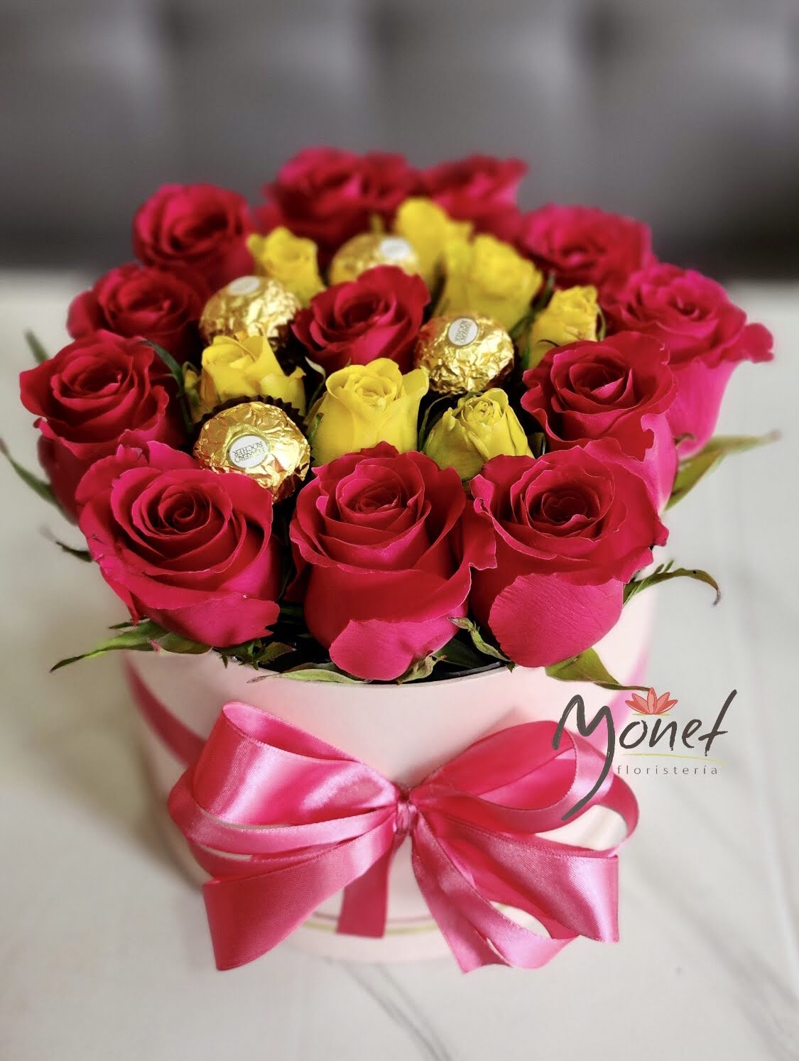 cubeta con rosas y chocolates