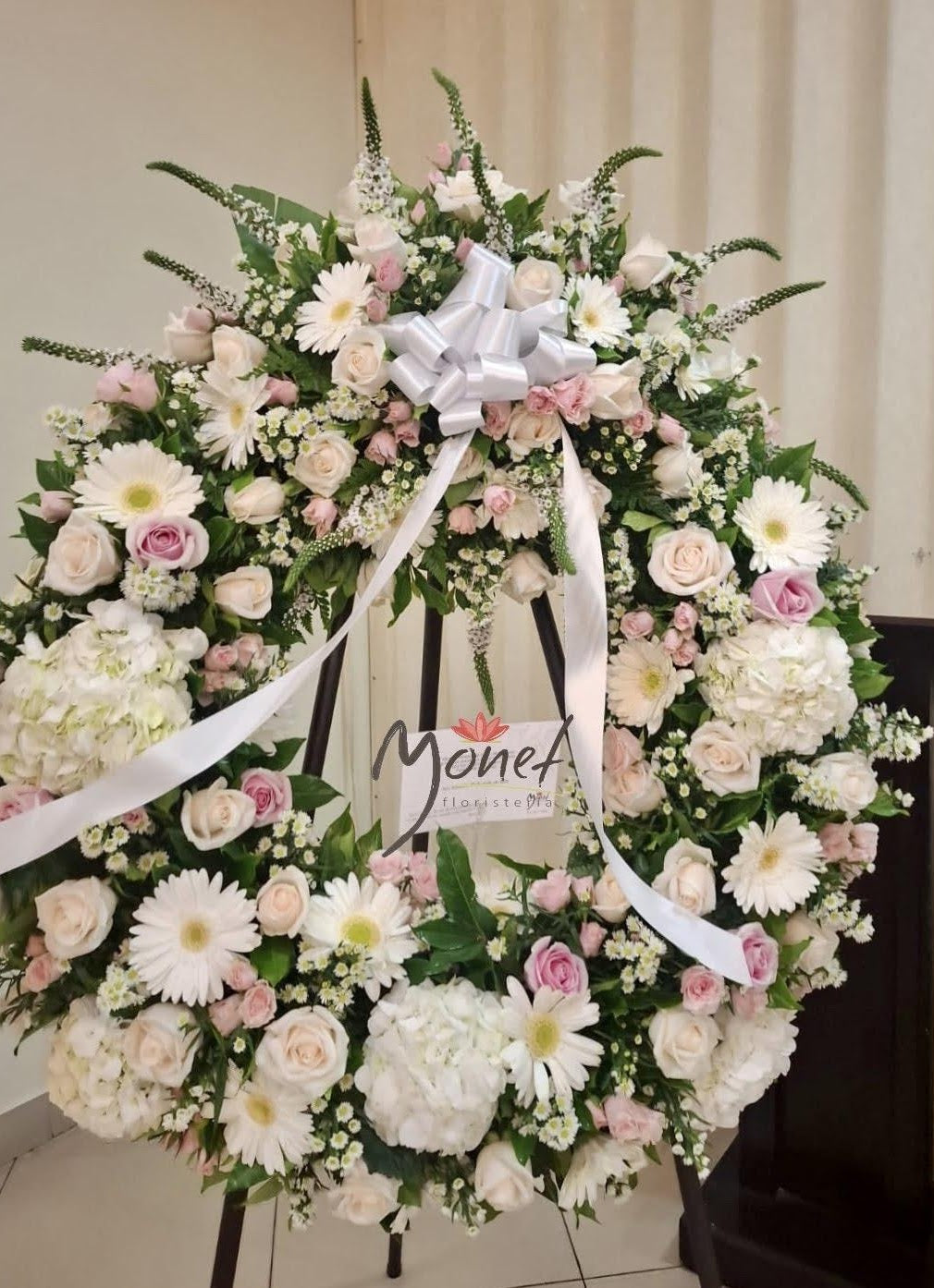 Corona de rosas con cabeza