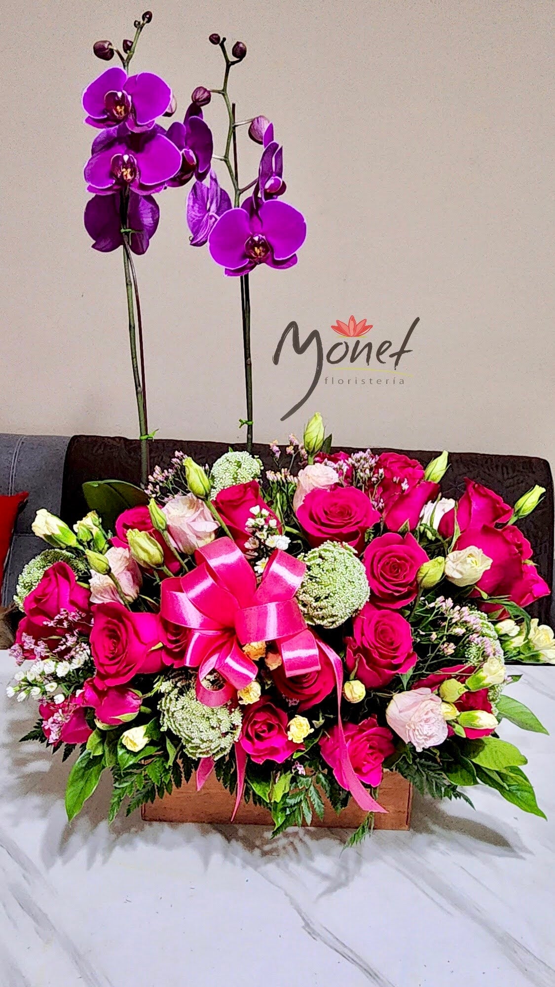 Orquídea y rosas