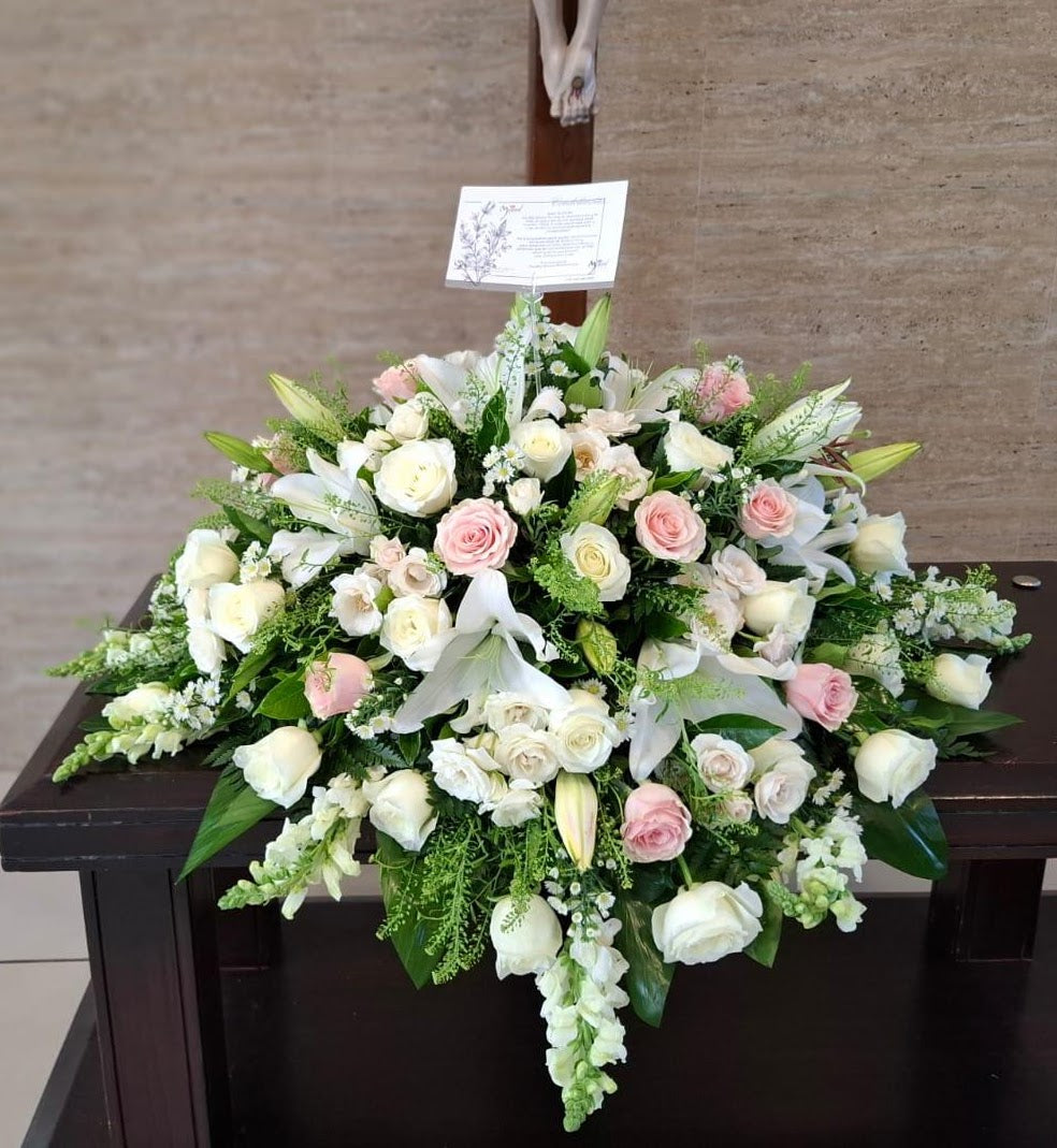 Palma con lirios y rosas