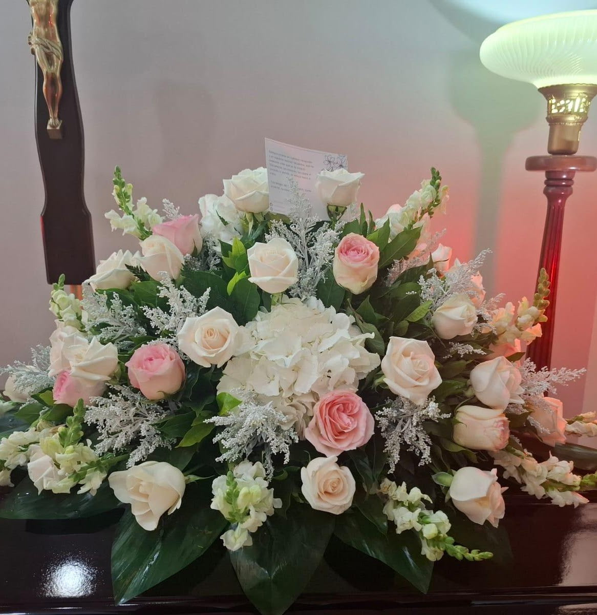 Palma con rosas blancas