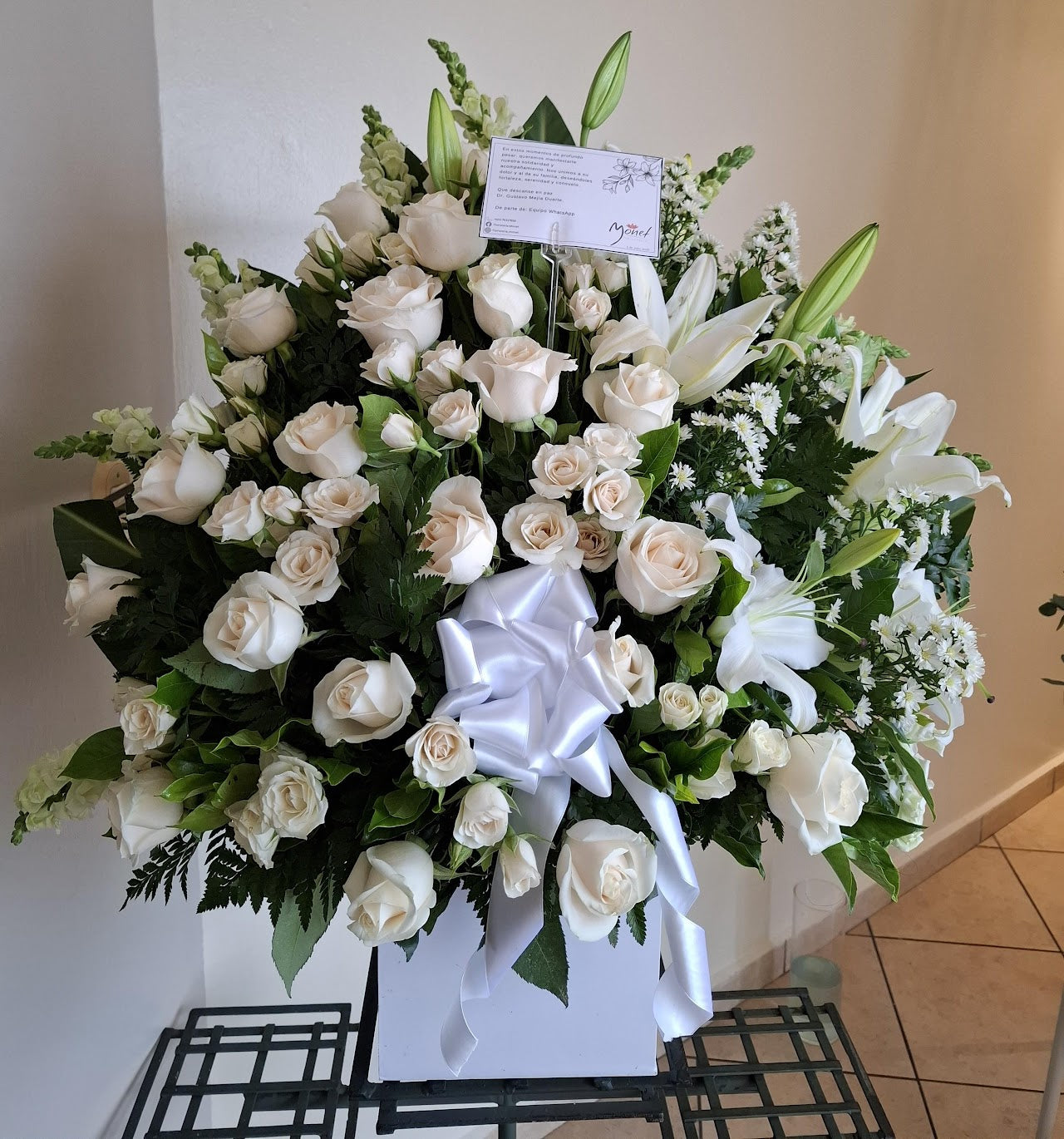 Arreglo floral con rosas y lirios