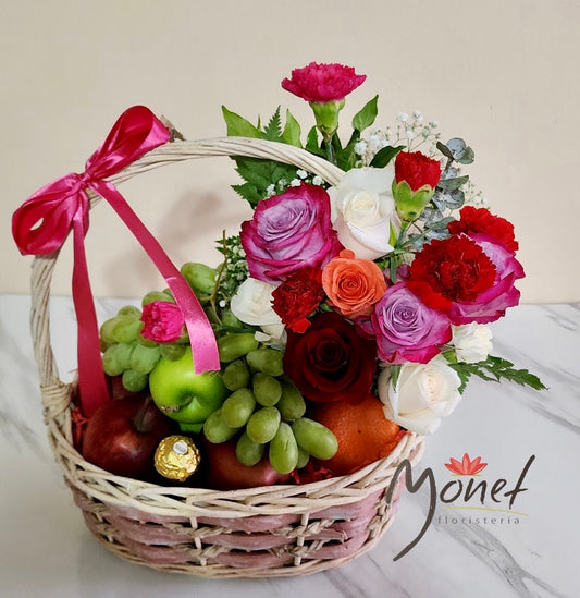 Canasta mediana con frutas y flores de colores