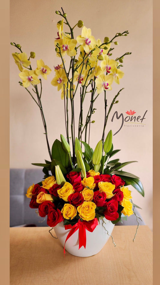 Orquídea en base de ceramica, rosas y Lirios