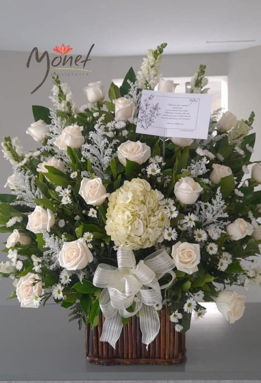 Arreglo Blanco con Hortensias