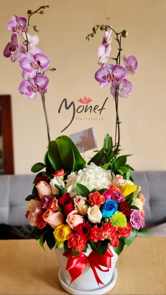 Orquídea en base de ceramica y rosas de colores