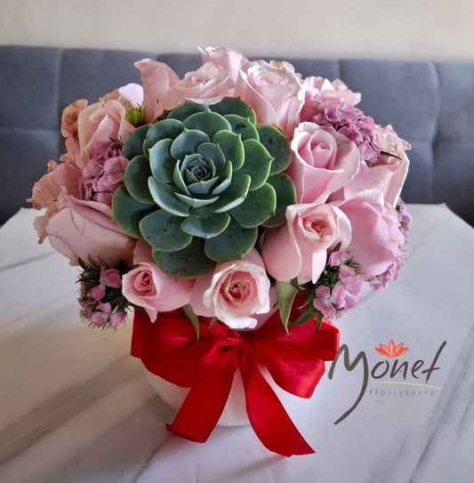 Arreglo floral con rosas y suculenta