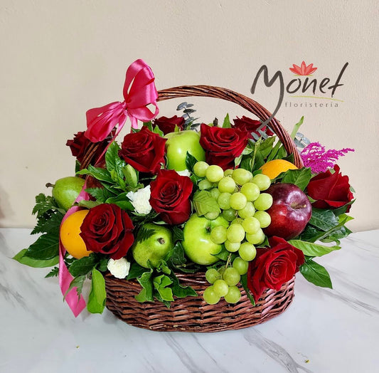 Canasta grande con frutas y rosas