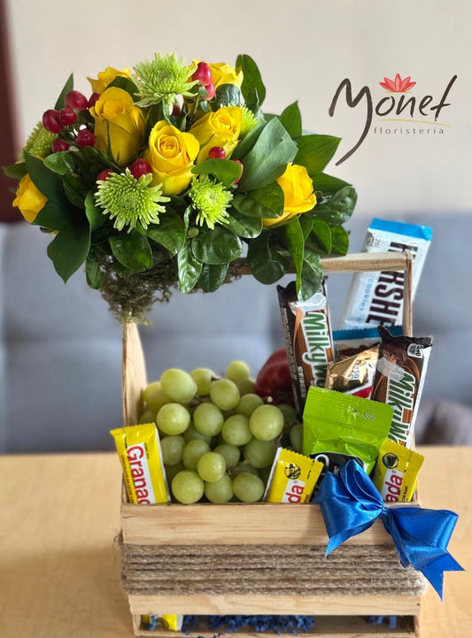 Arreglo de frutas, flores y chocolates