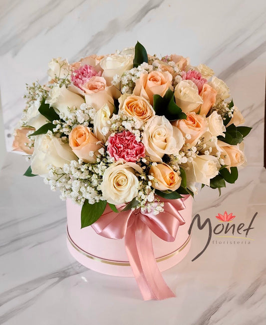 Cubeta con Rosas salmon, blancas, claveles y baby