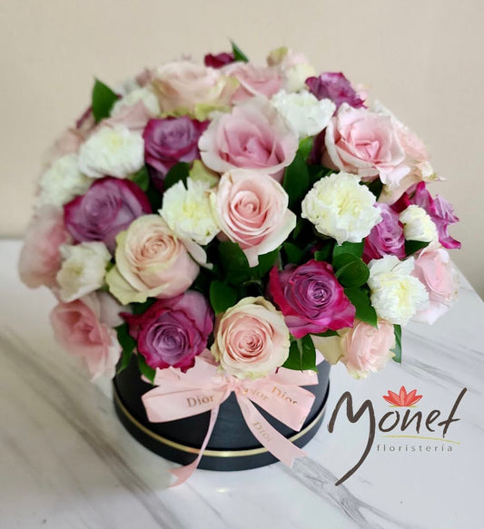 Cubeta con 24 rosas y claveles