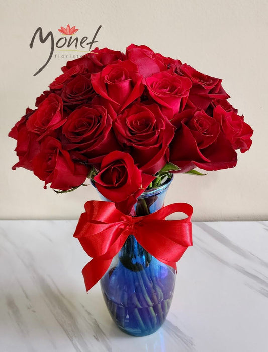Rosas en florero de vidrio
