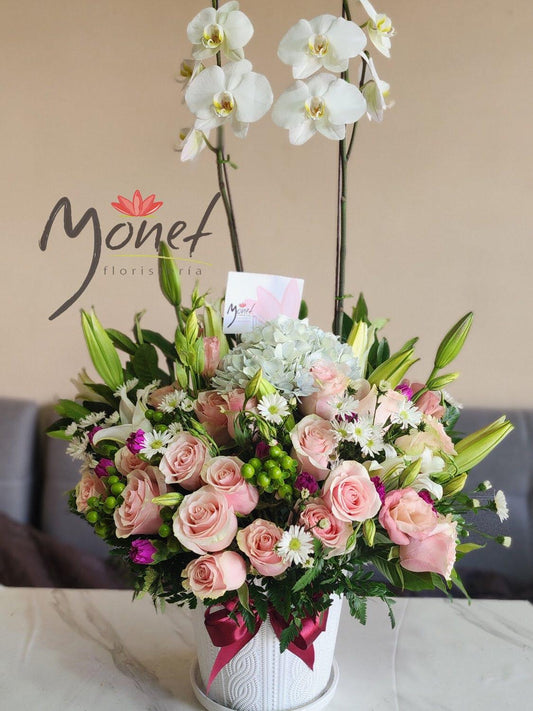 Orquídea, rosas y lirios