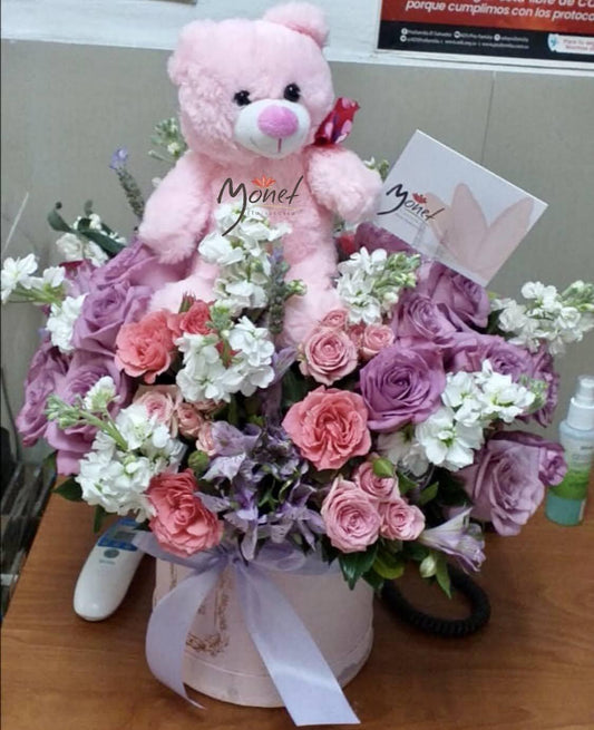 Arreglo con Rosas Variadas y Peluche