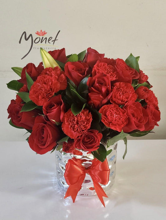 Arreglo floral con rosas y claveles