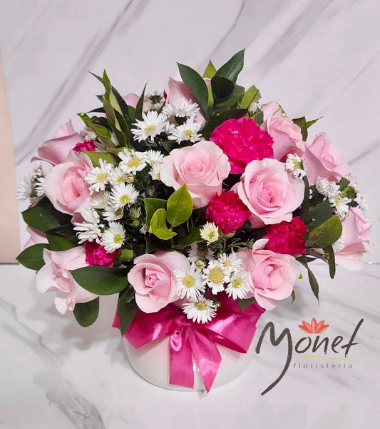 Arreglo floral en base de cerámica
