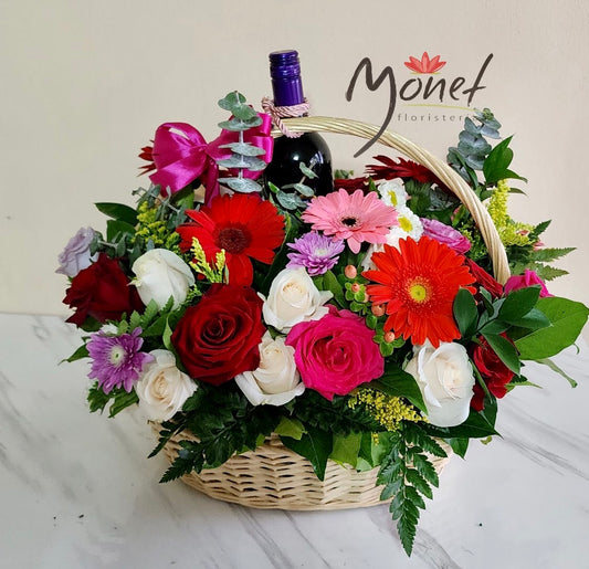 canasta grande con flores y vino
