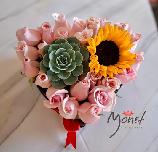 corazón con 20 rosas rosadas, suculenta y girasol