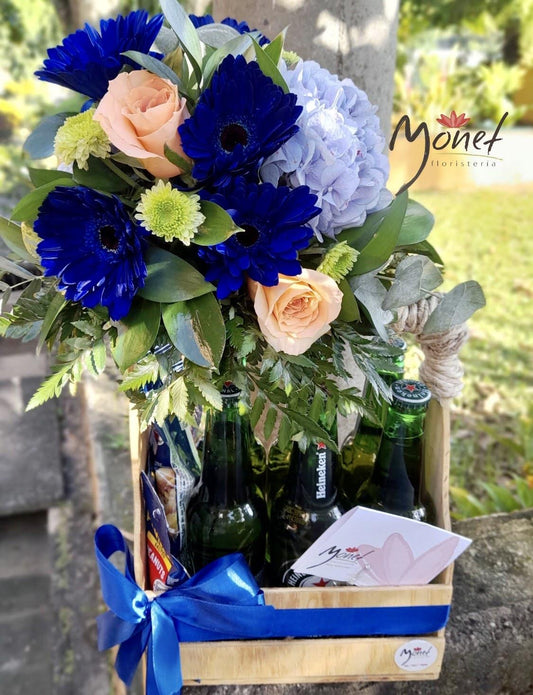Arreglo con cervezas y flores