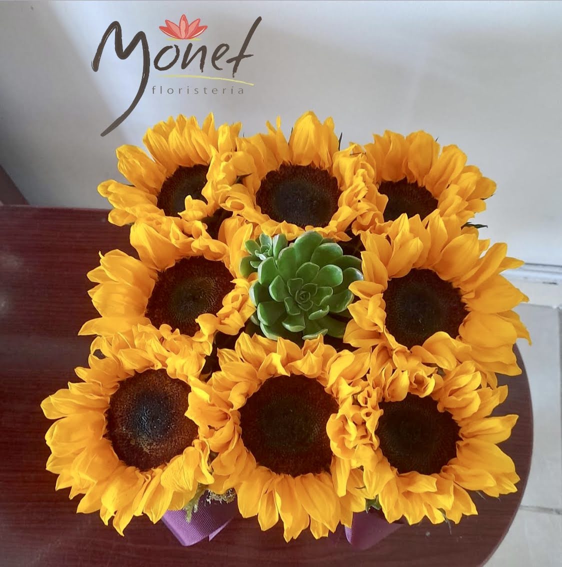 Arreglo en base cuadrada con Girasoles y Suculenta 